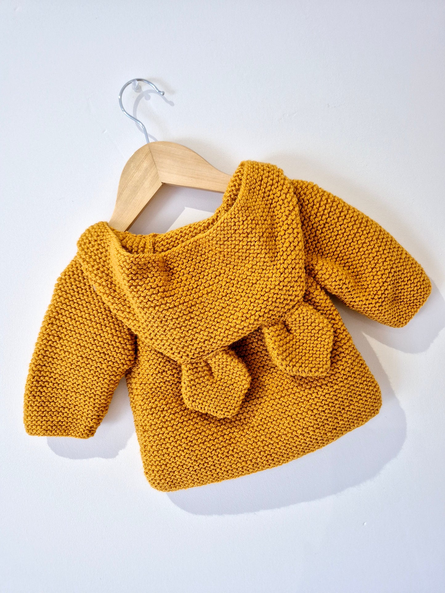 Gilet bébé en laine moutarde