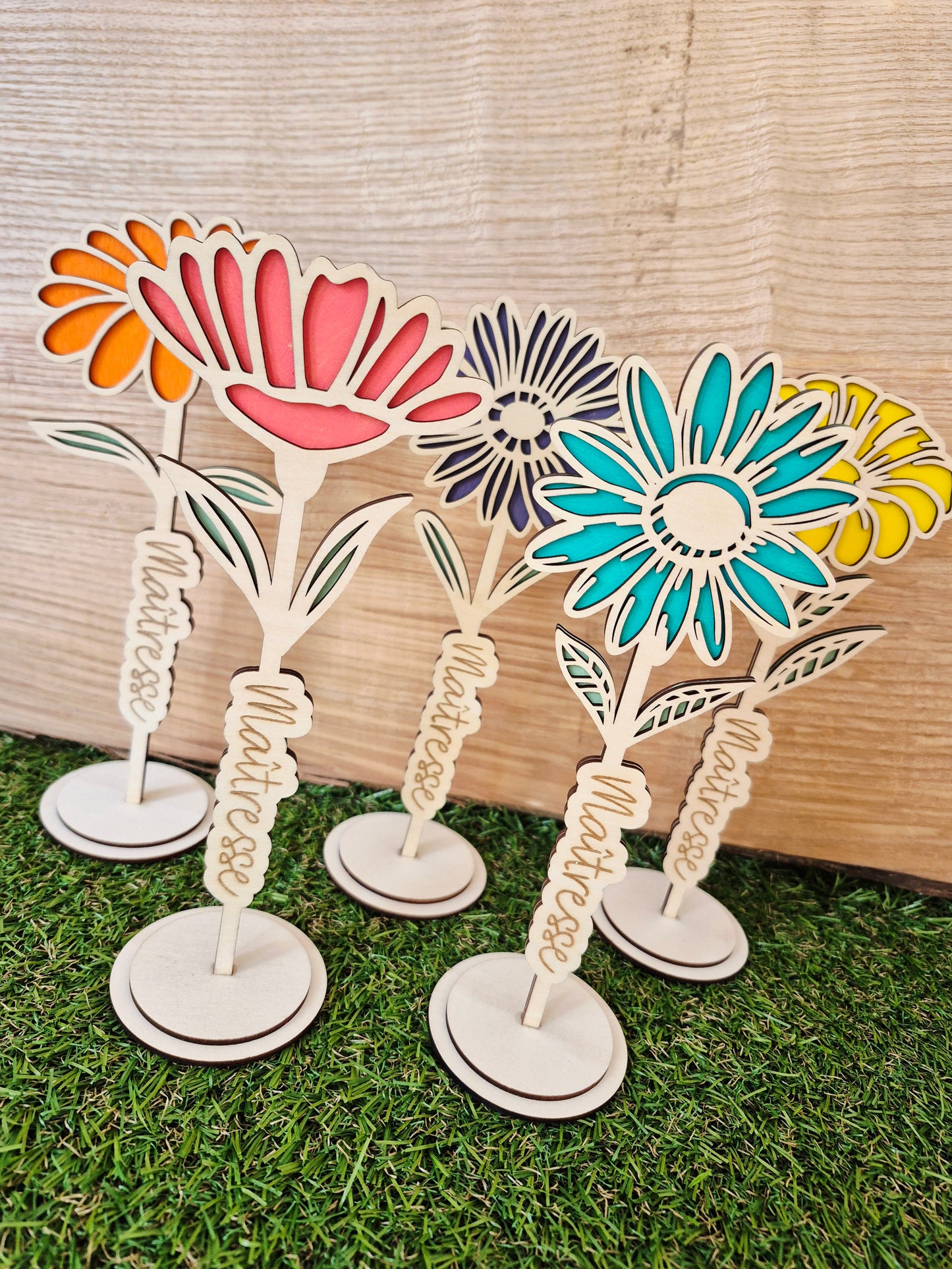 Maîtresse - fleur en bois coloré à poser