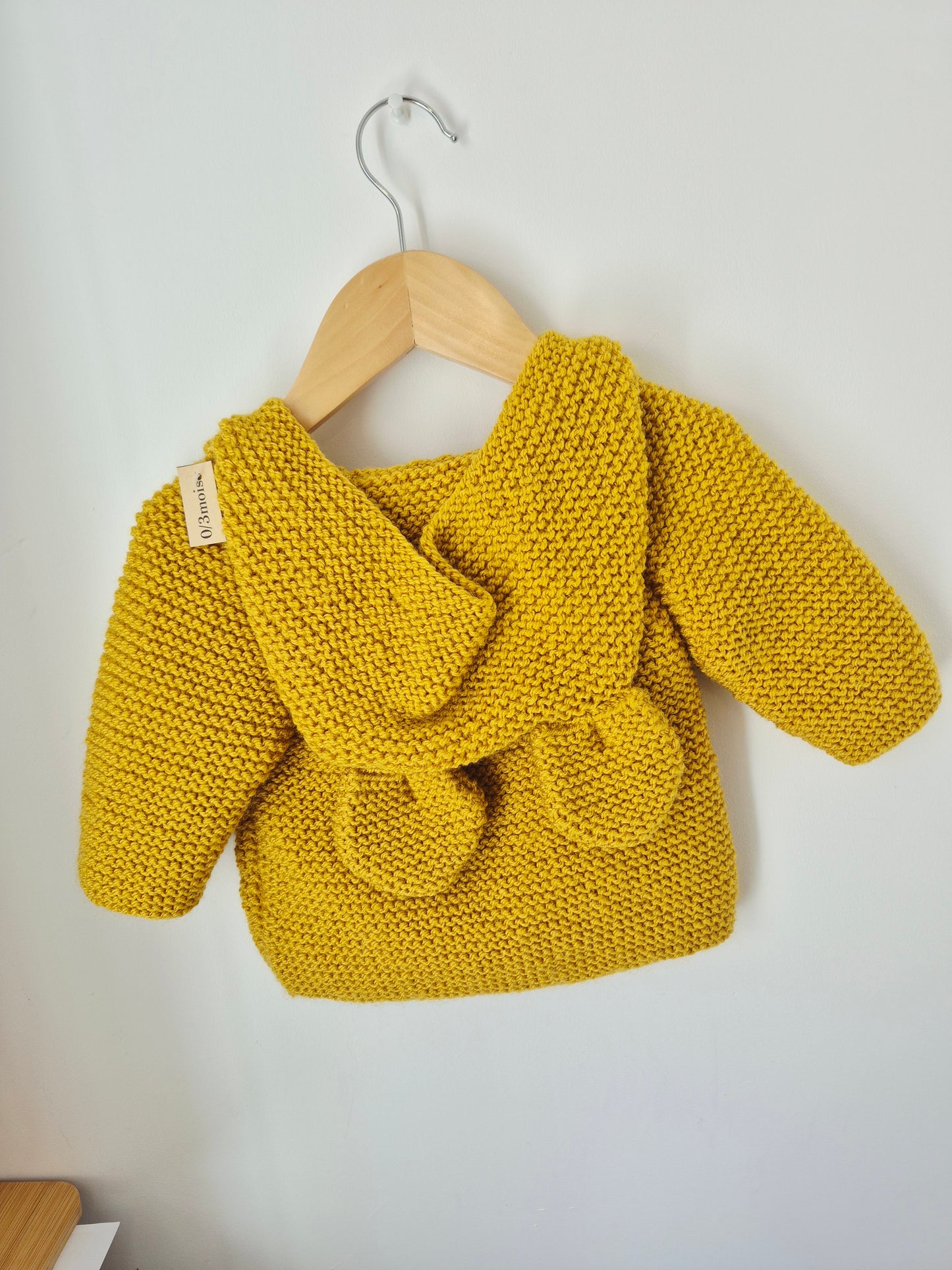 Gilet bébé en laine moutarde clair