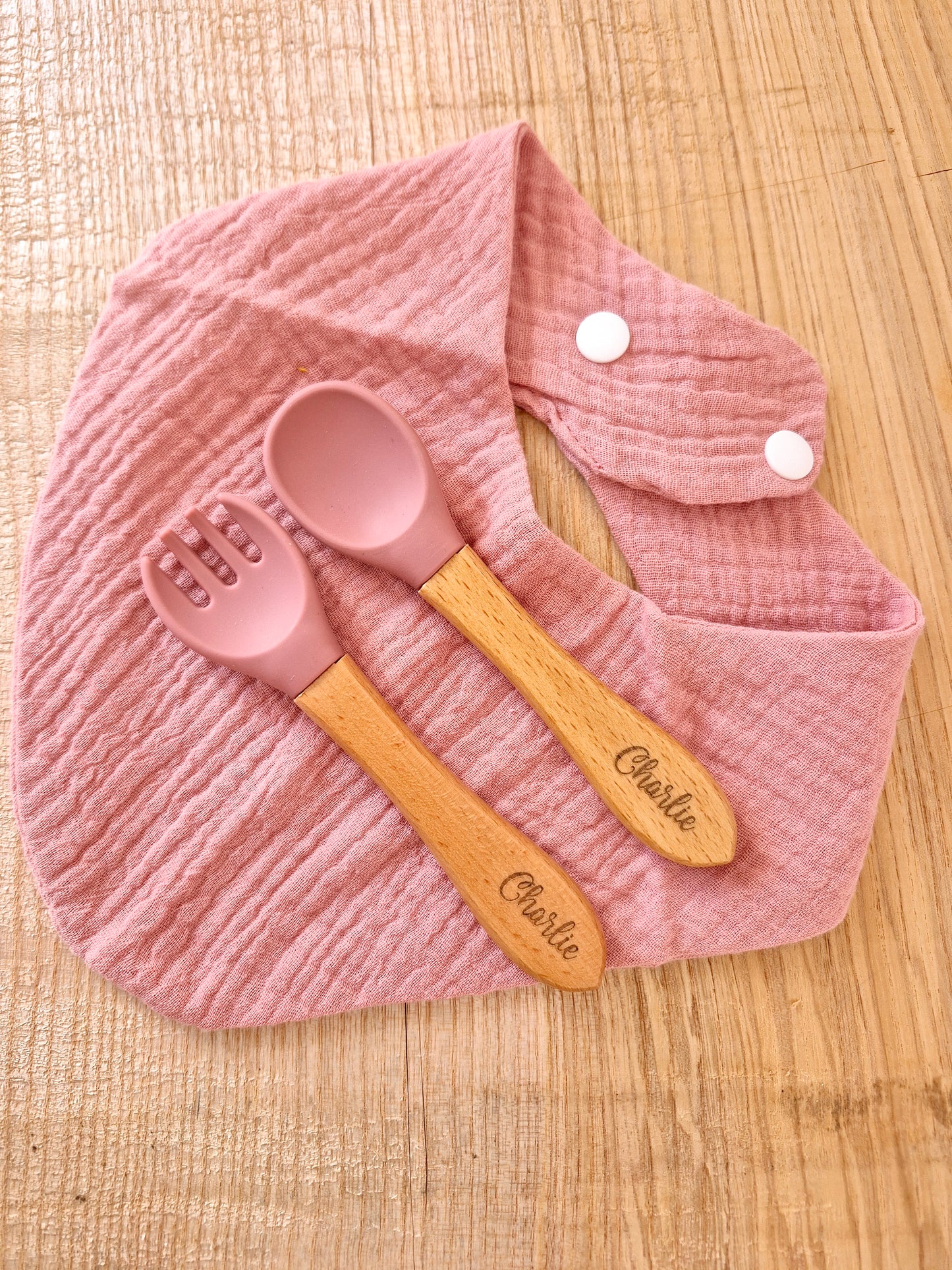 Repas - couverts et bavoir vieux rose