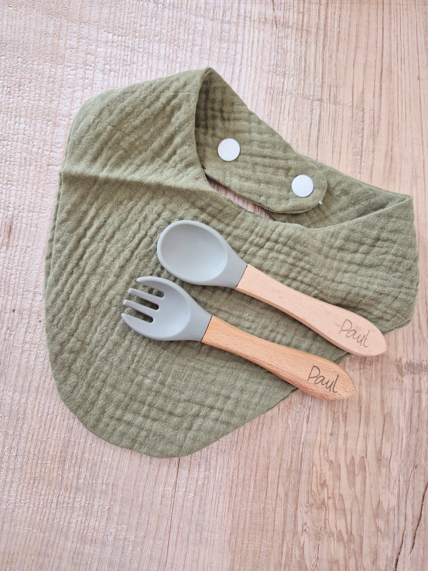 Repas - couverts et bavoir kaki