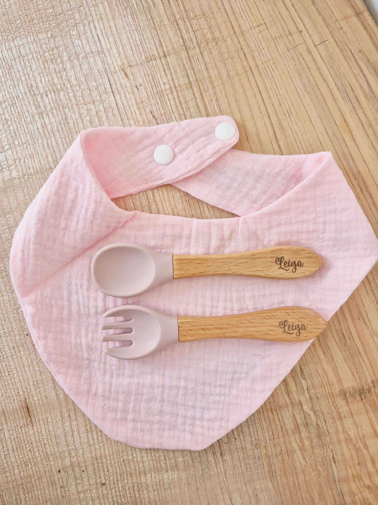 Repas - couverts et bavoir rose pâle