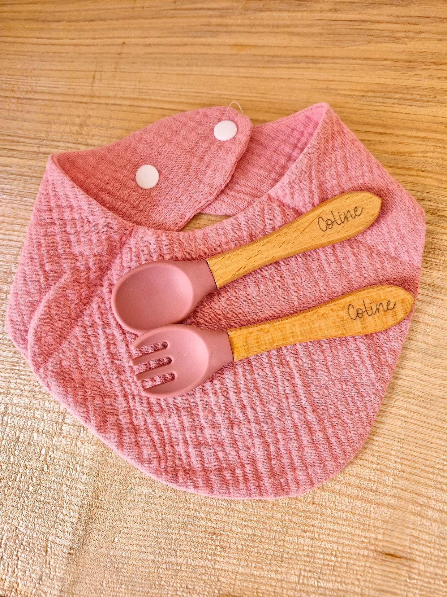 Repas - couverts et bavoir vieux rose