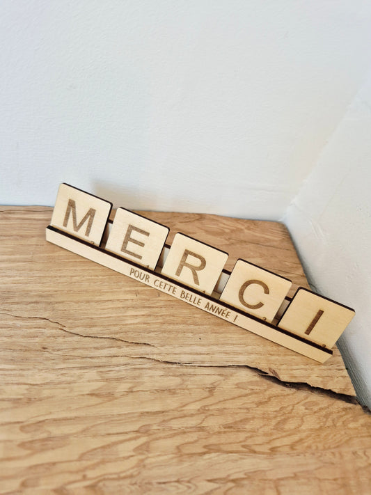 Maîtresse - lettres scrabble "merci"
