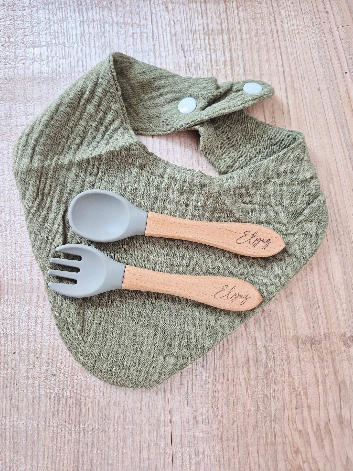 Repas - couverts et bavoir kaki