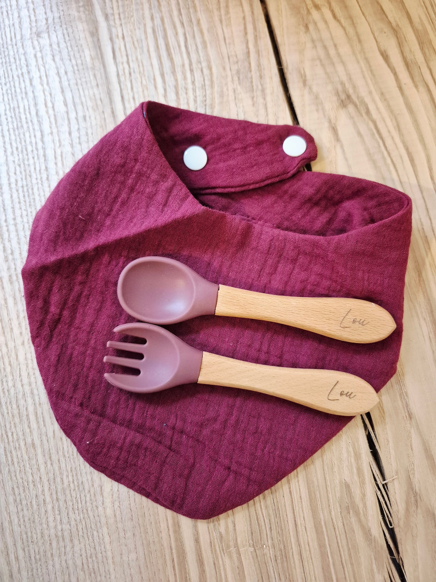 Repas - couverts et bavoir bordeaux