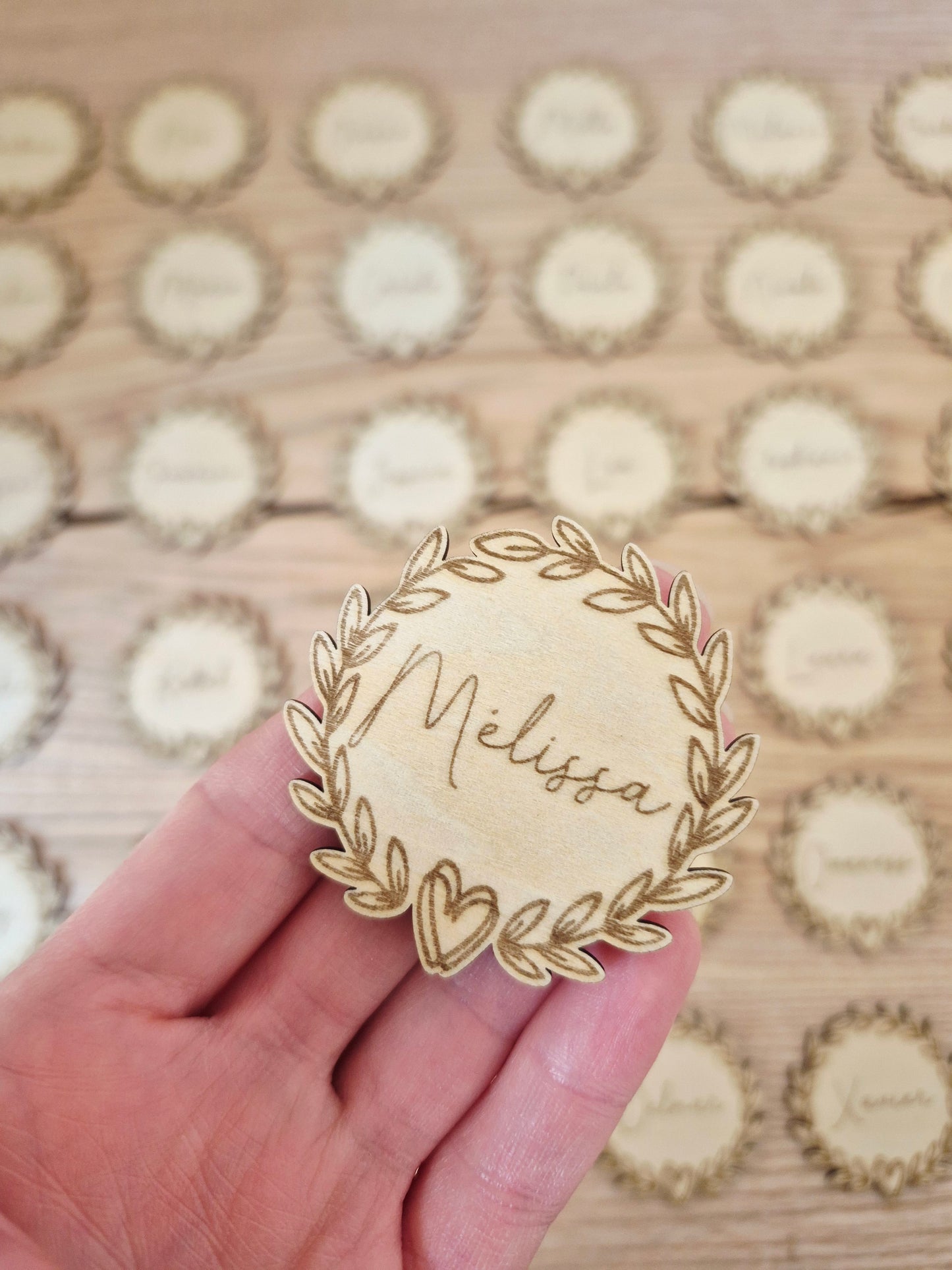 Marque place détaillé couronne florale